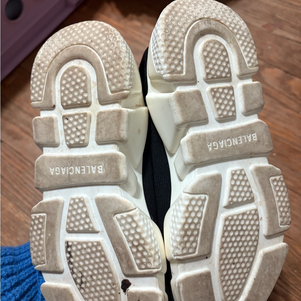 Balenciaga Black Knit Sneakers with White Sole - Picture 6 of 8